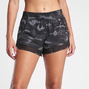 Athleta printed mesh racer run short 4” size L